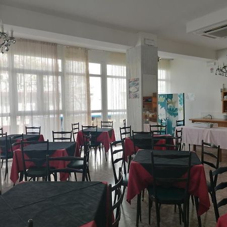 Hotel Nova Dhely Римини Екстериор снимка