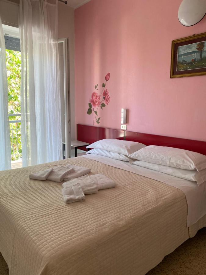 Hotel Nova Dhely Римини Екстериор снимка