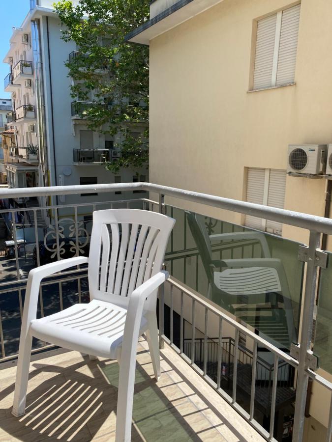Hotel Nova Dhely Римини Екстериор снимка