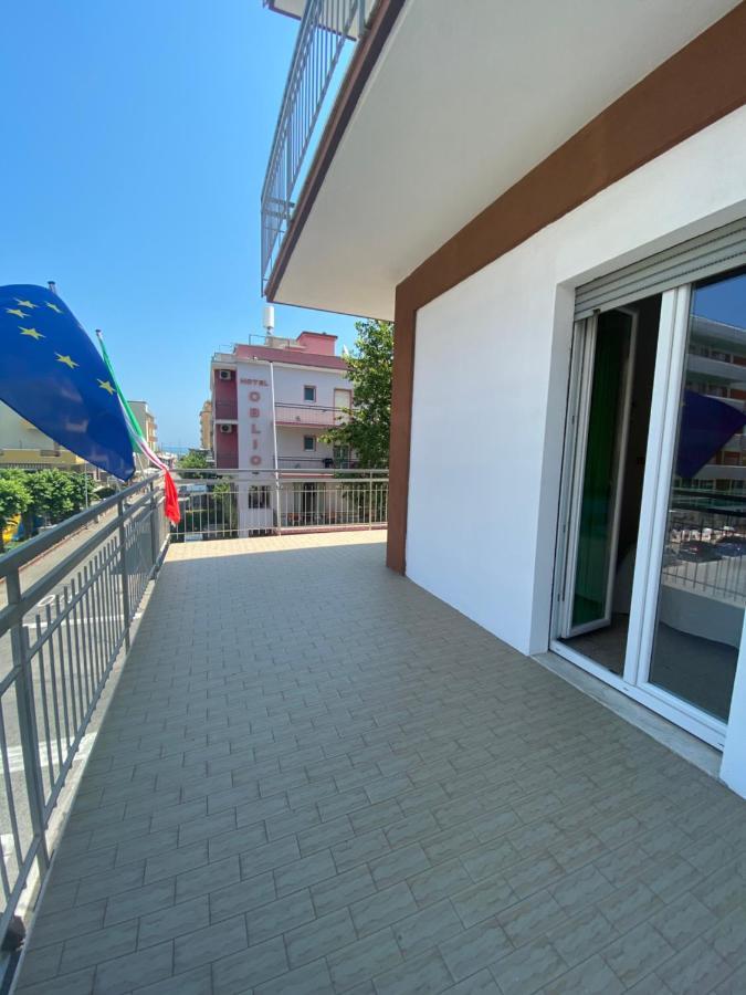 Hotel Nova Dhely Римини Екстериор снимка