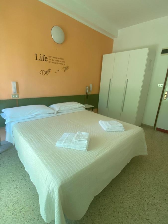 Hotel Nova Dhely Римини Екстериор снимка