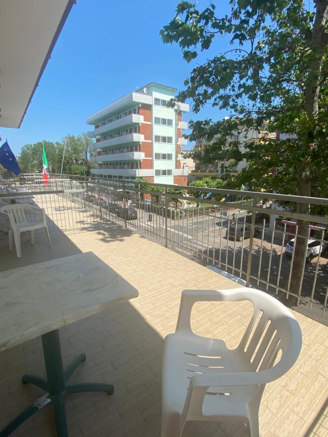 Hotel Nova Dhely Римини Екстериор снимка