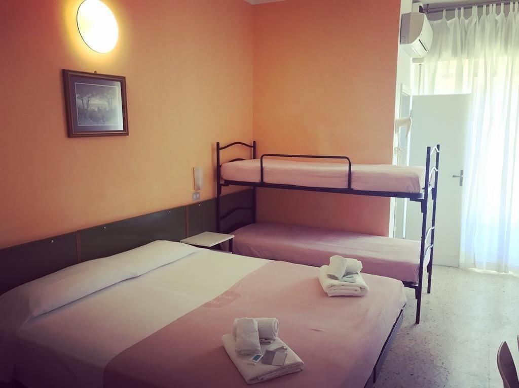 Hotel Nova Dhely Римини Екстериор снимка