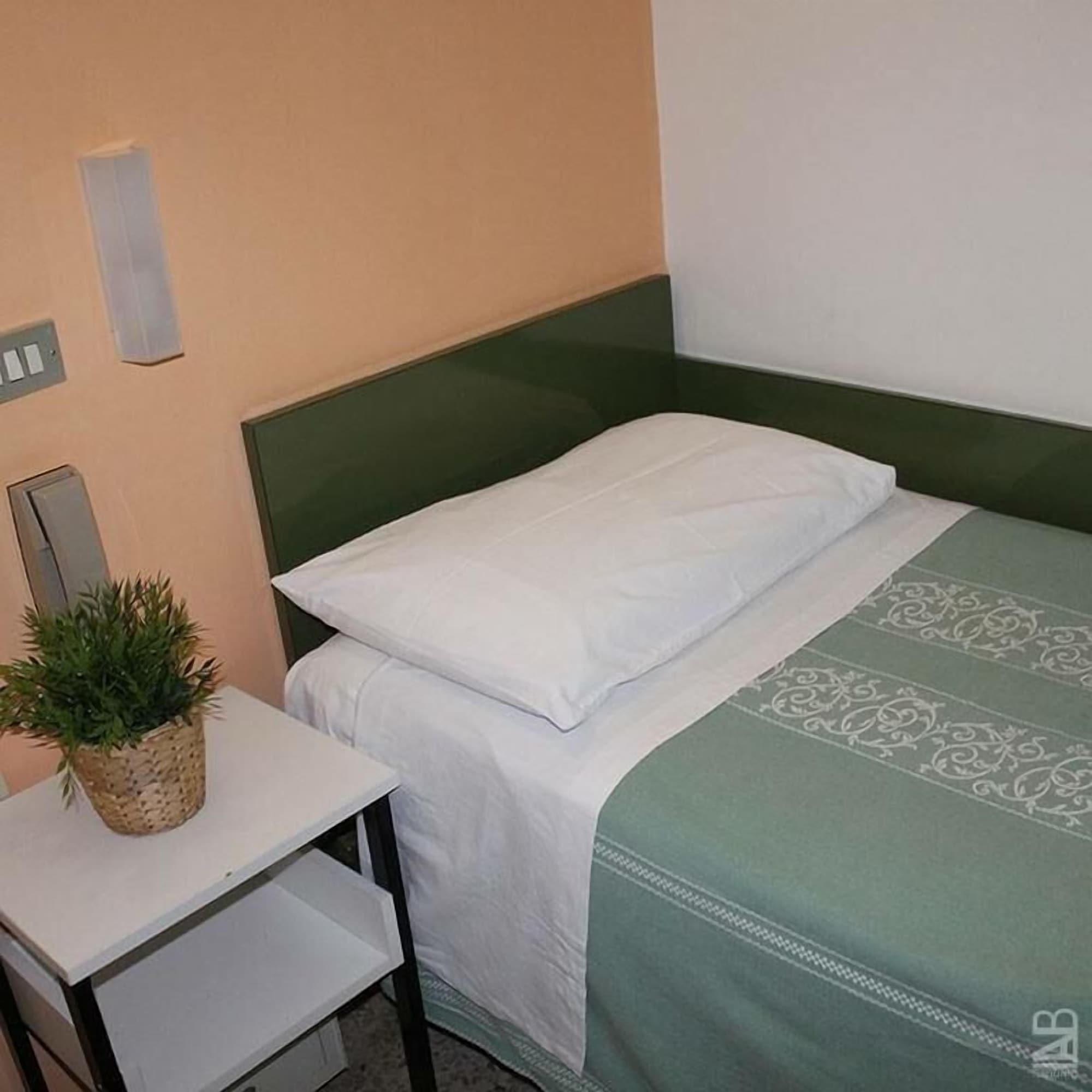 Hotel Nova Dhely Римини Екстериор снимка