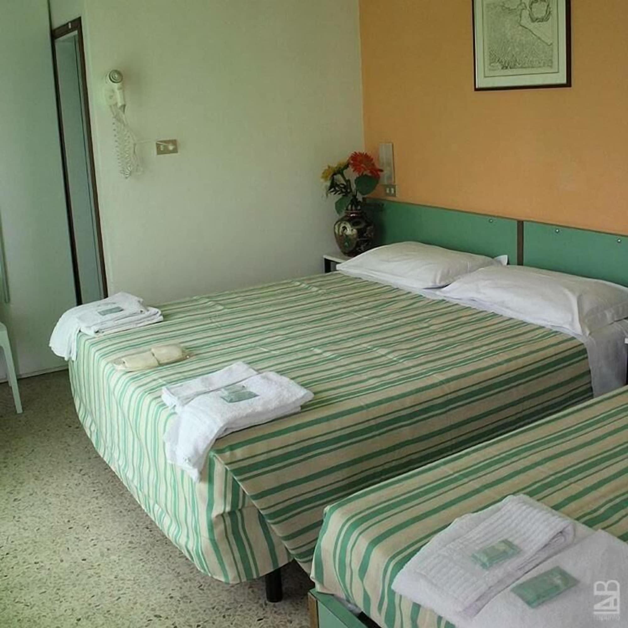 Hotel Nova Dhely Римини Екстериор снимка