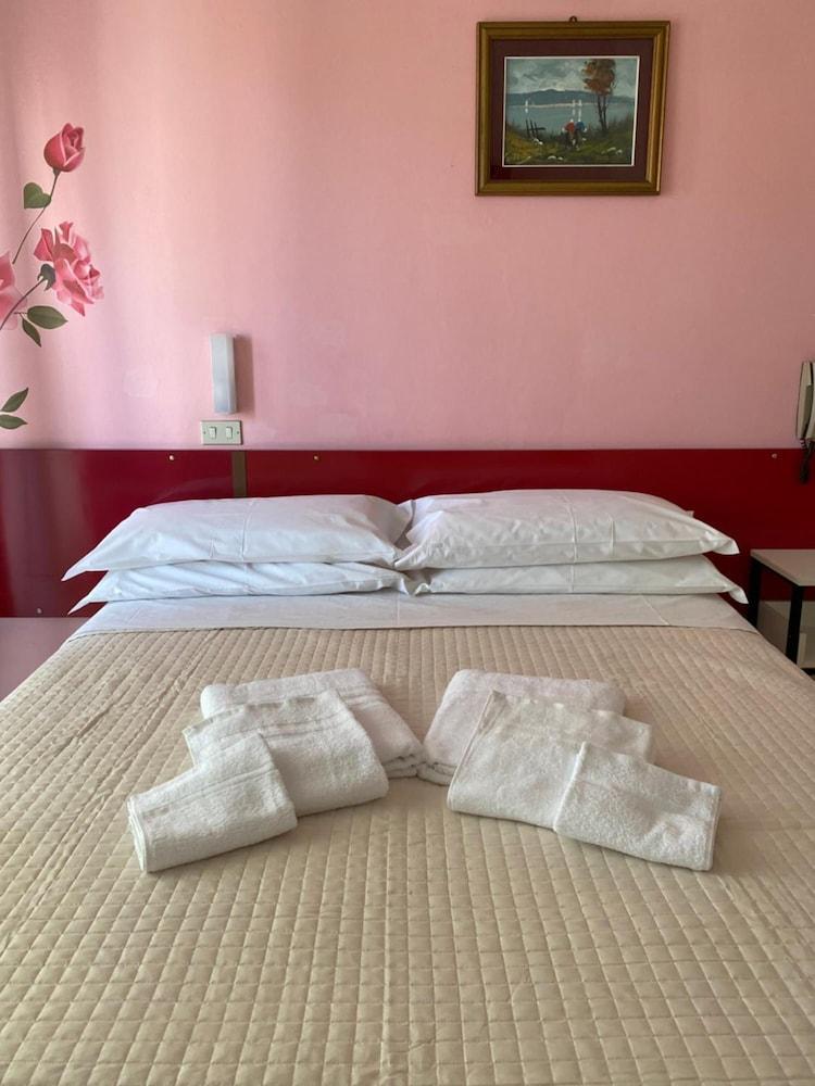 Hotel Nova Dhely Римини Екстериор снимка