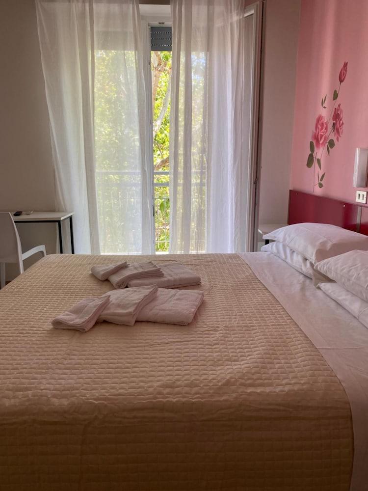 Hotel Nova Dhely Римини Екстериор снимка
