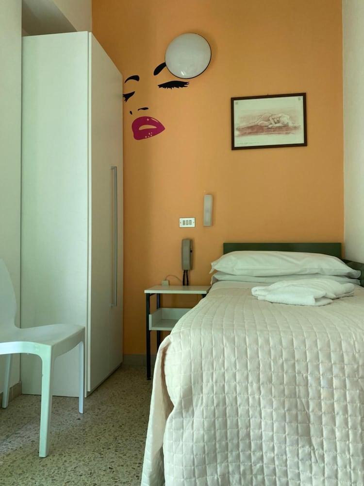 Hotel Nova Dhely Римини Екстериор снимка