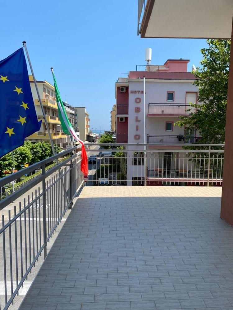 Hotel Nova Dhely Римини Екстериор снимка