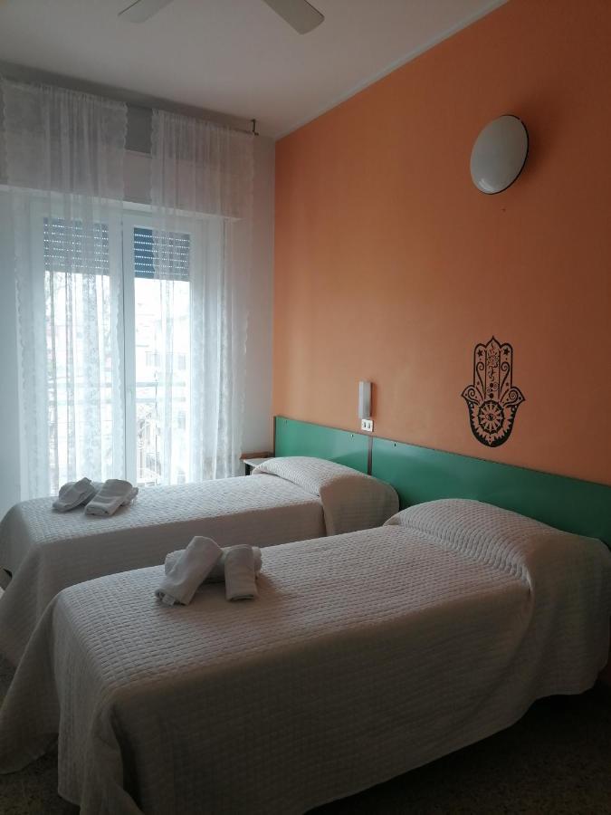 Hotel Nova Dhely Римини Екстериор снимка