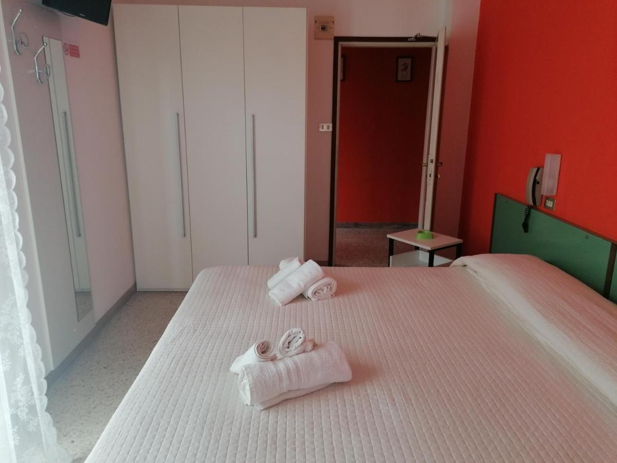 Hotel Nova Dhely Римини Екстериор снимка