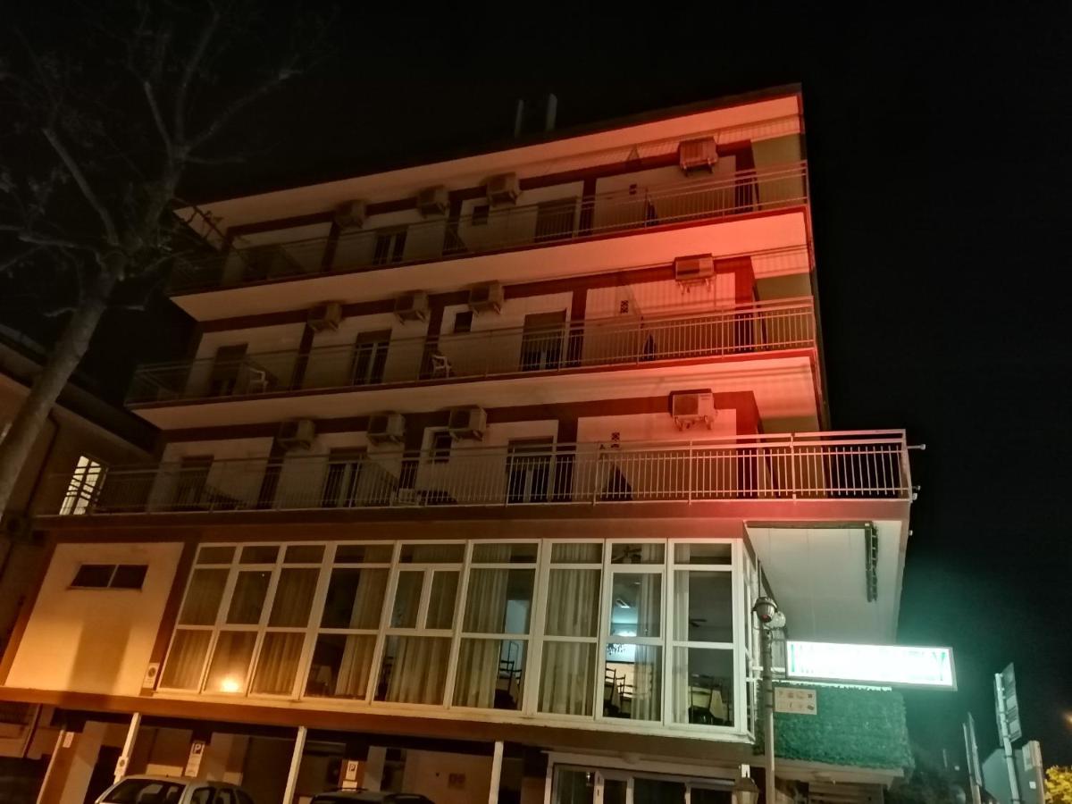 Hotel Nova Dhely Римини Екстериор снимка