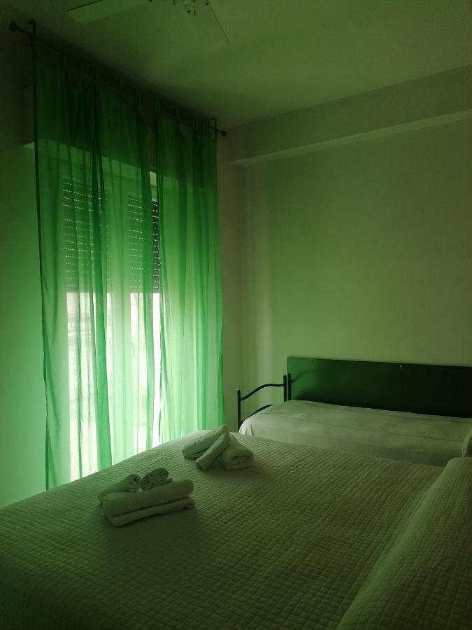 Hotel Nova Dhely Римини Екстериор снимка