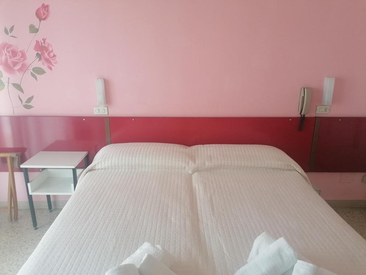 Hotel Nova Dhely Римини Екстериор снимка