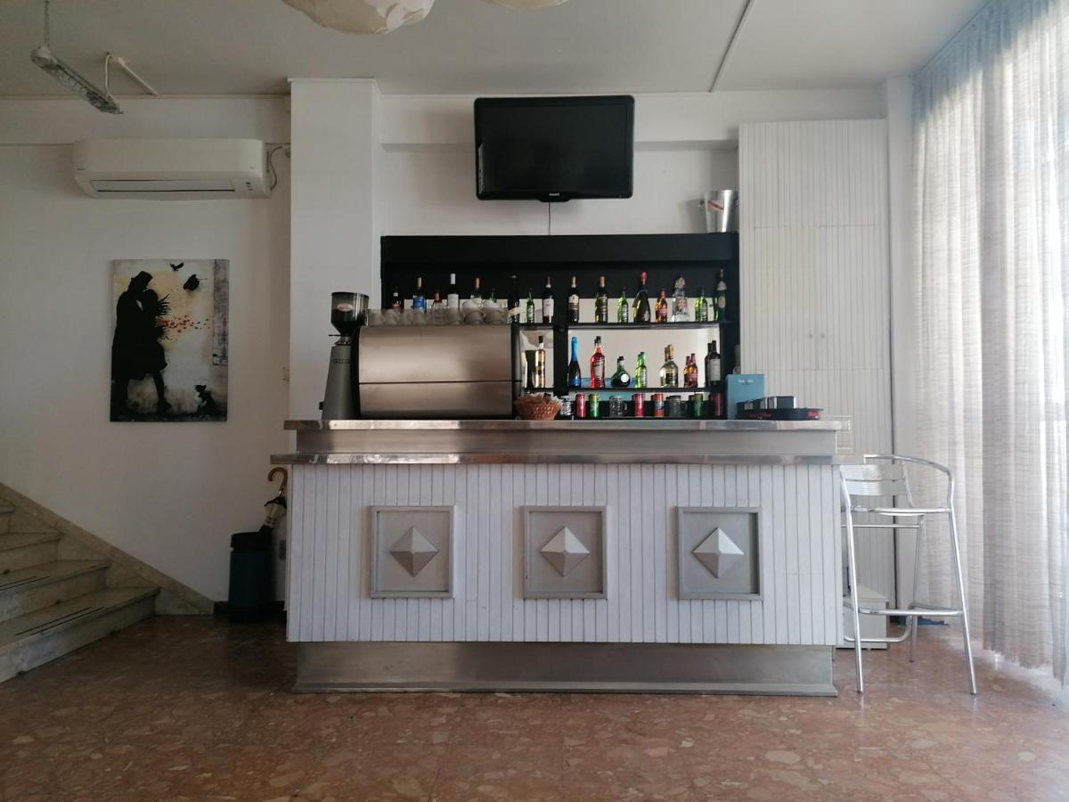 Hotel Nova Dhely Римини Екстериор снимка