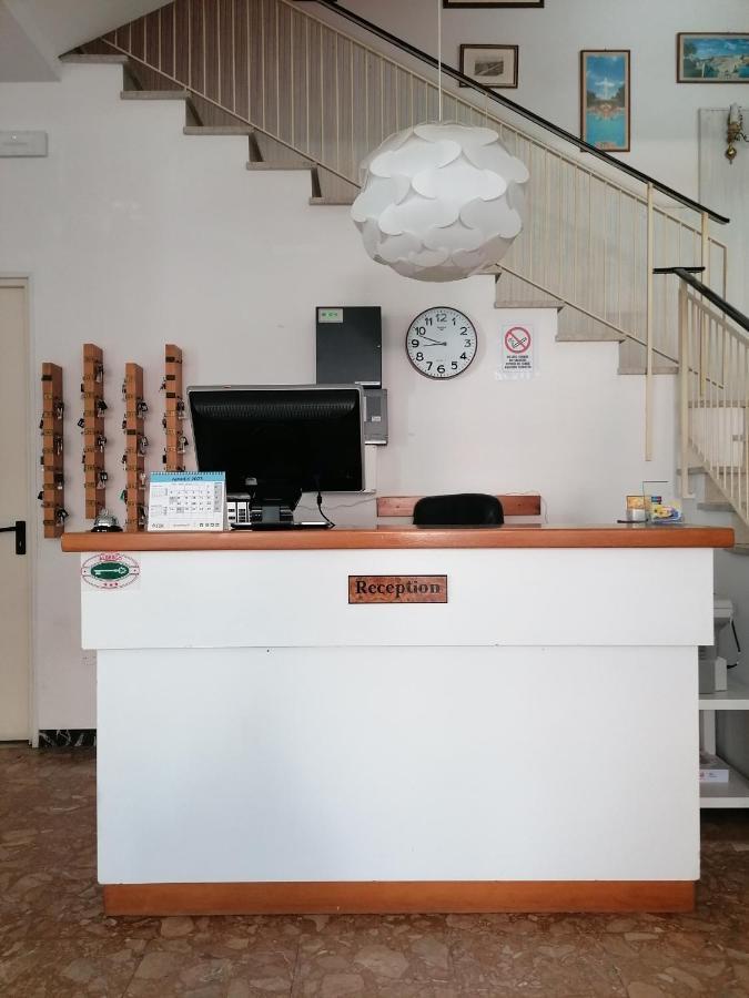 Hotel Nova Dhely Римини Екстериор снимка