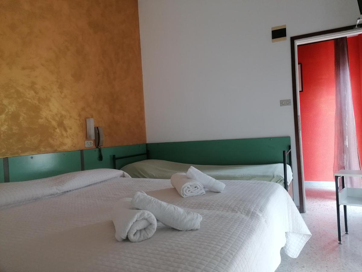 Hotel Nova Dhely Римини Екстериор снимка