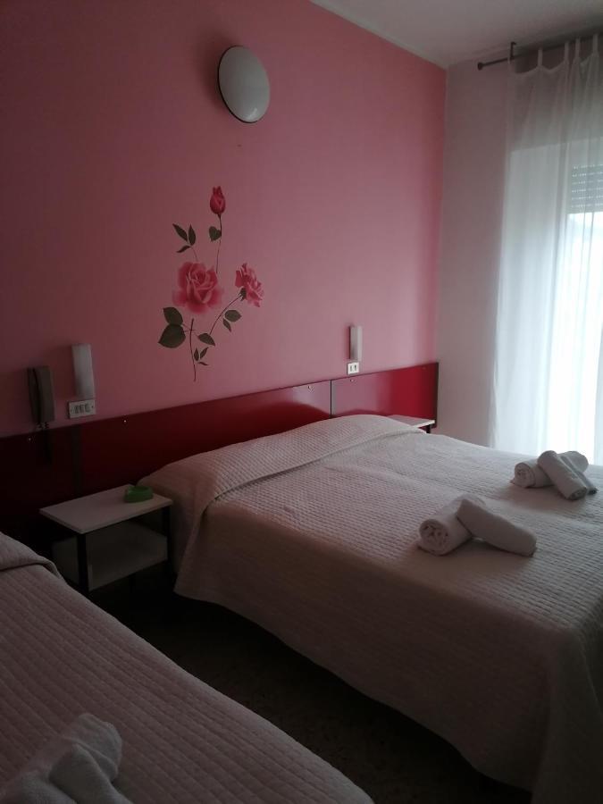 Hotel Nova Dhely Римини Екстериор снимка