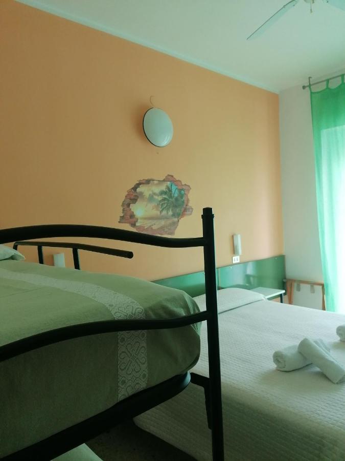 Hotel Nova Dhely Римини Екстериор снимка