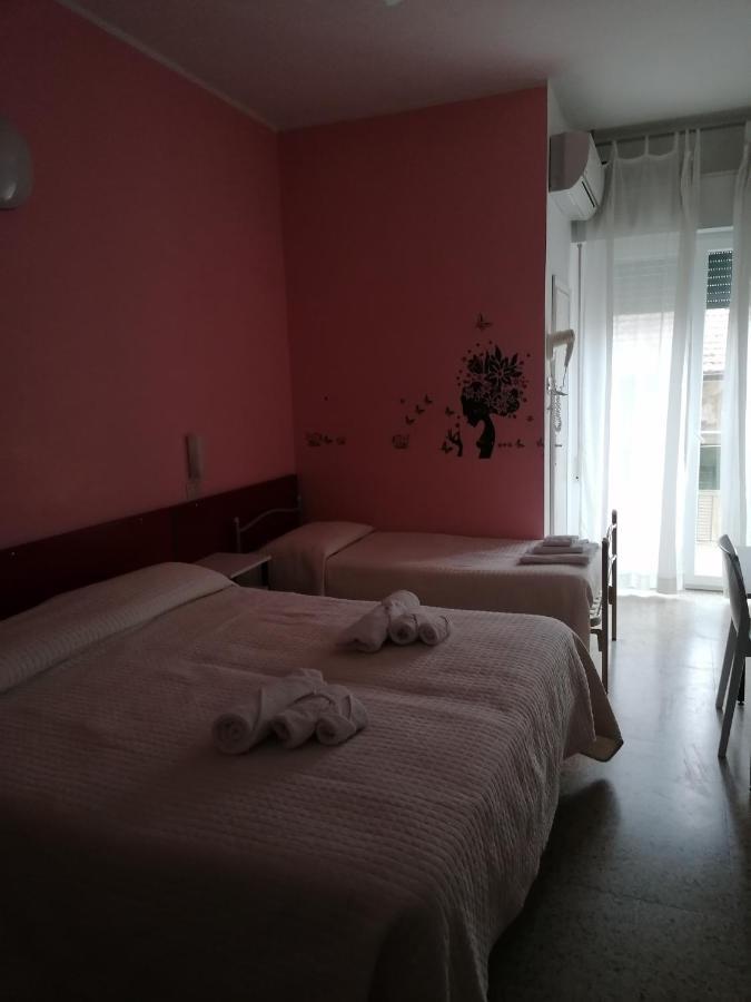 Hotel Nova Dhely Римини Екстериор снимка