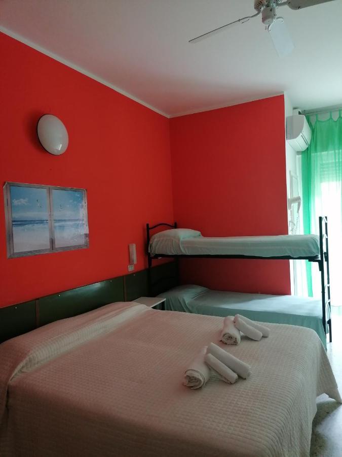 Hotel Nova Dhely Римини Екстериор снимка