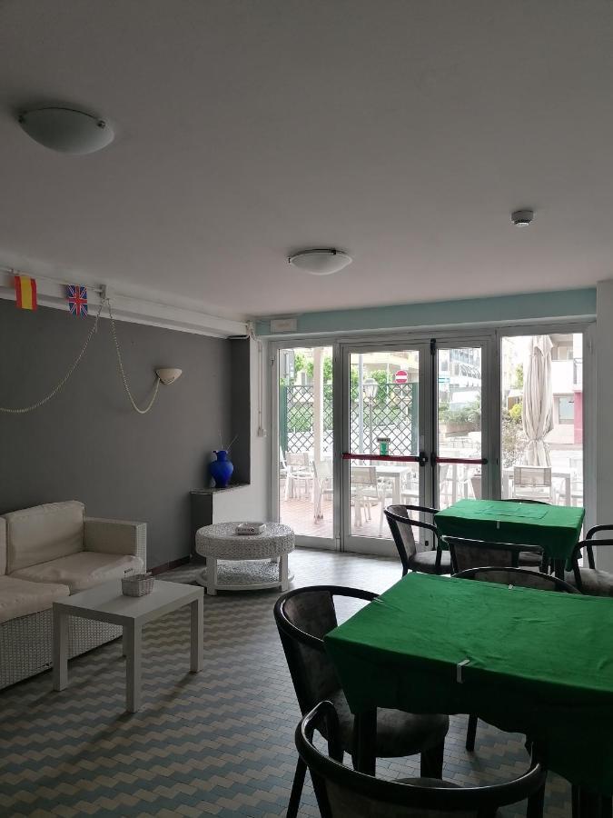 Hotel Nova Dhely Римини Екстериор снимка