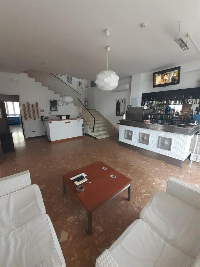 Hotel Nova Dhely Римини Екстериор снимка