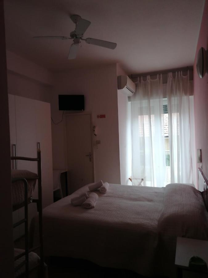 Hotel Nova Dhely Римини Екстериор снимка