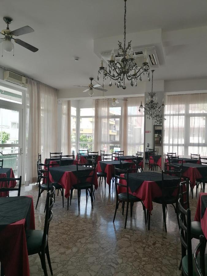 Hotel Nova Dhely Римини Екстериор снимка