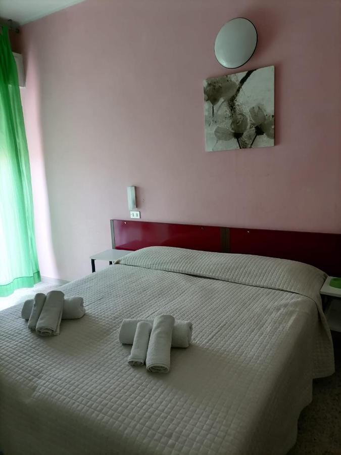 Hotel Nova Dhely Римини Екстериор снимка