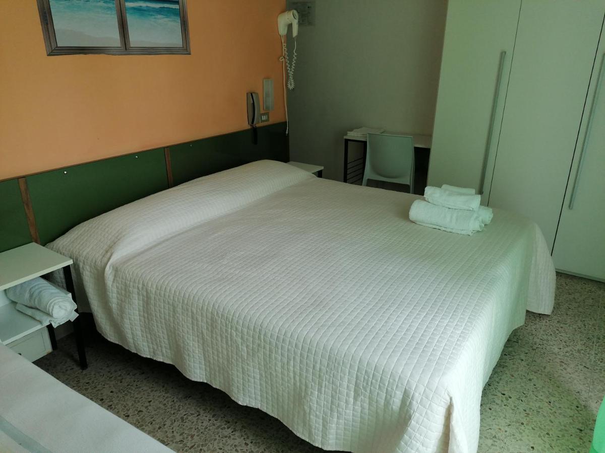 Hotel Nova Dhely Римини Екстериор снимка