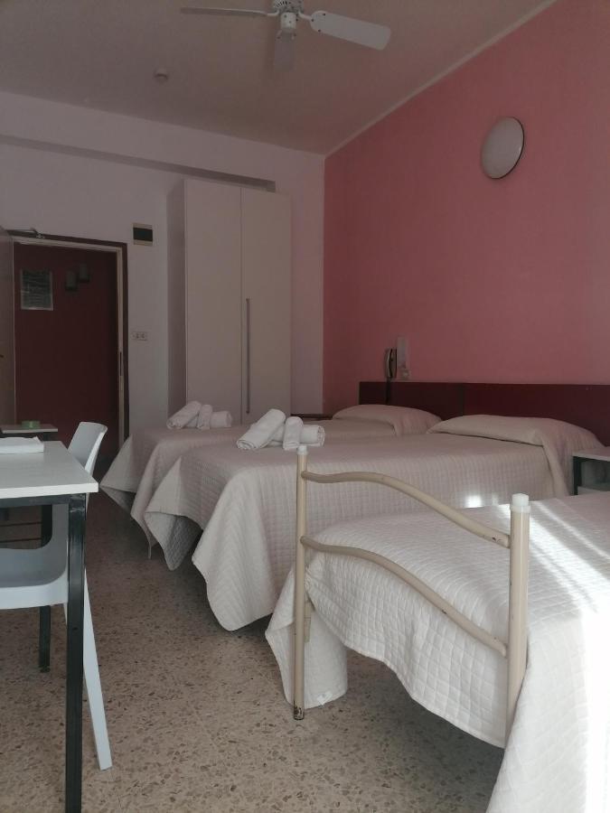 Hotel Nova Dhely Римини Екстериор снимка