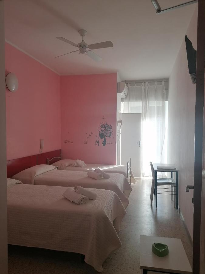 Hotel Nova Dhely Римини Екстериор снимка