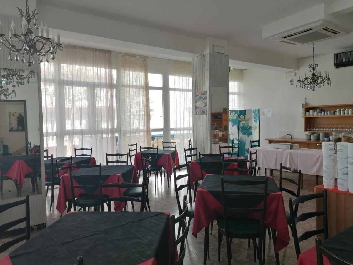 Hotel Nova Dhely Римини Екстериор снимка