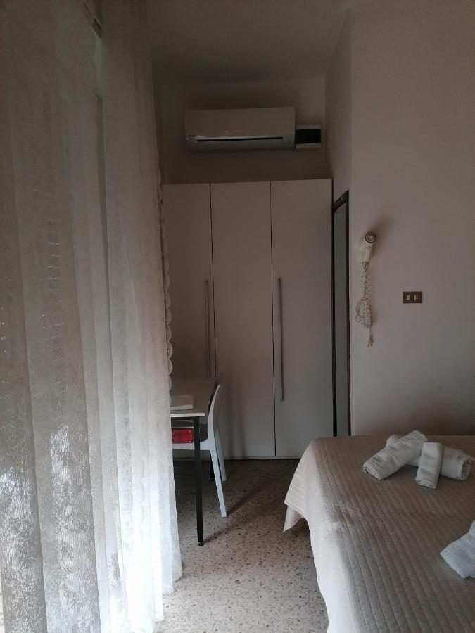 Hotel Nova Dhely Римини Екстериор снимка