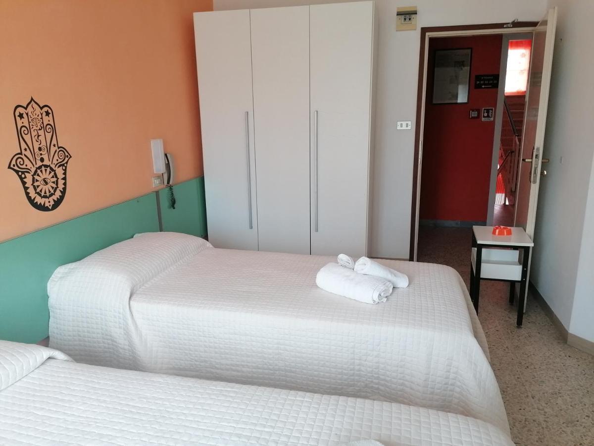 Hotel Nova Dhely Римини Екстериор снимка