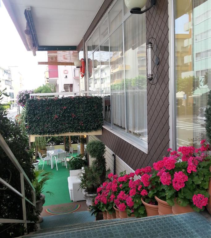 Hotel Nova Dhely Римини Екстериор снимка