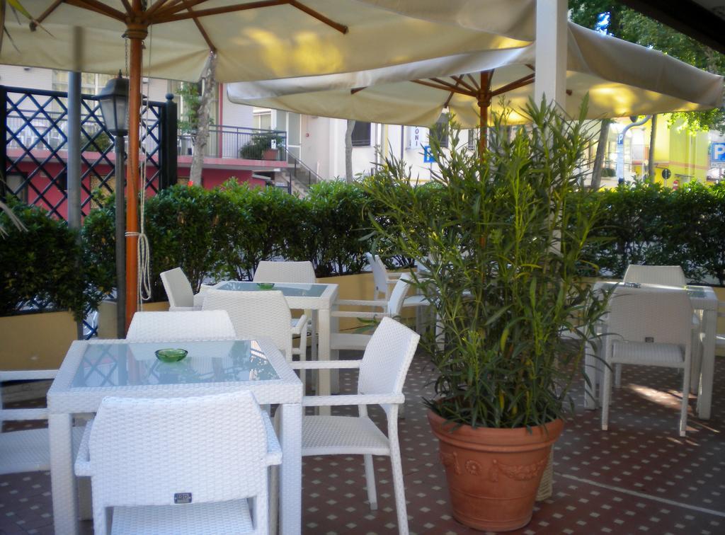 Hotel Nova Dhely Римини Екстериор снимка