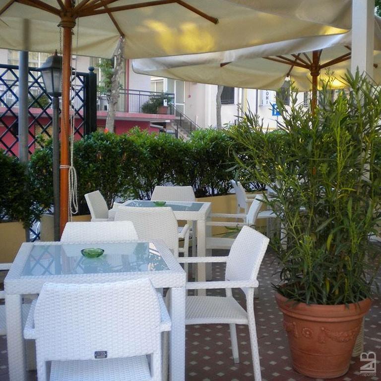 Hotel Nova Dhely Римини Екстериор снимка