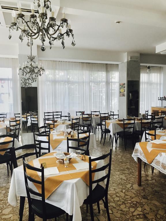 Hotel Nova Dhely Римини Екстериор снимка