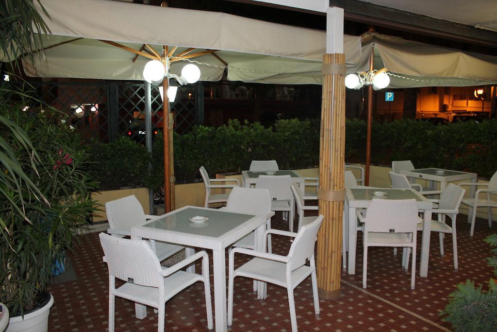 Hotel Nova Dhely Римини Екстериор снимка