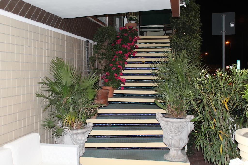 Hotel Nova Dhely Римини Екстериор снимка